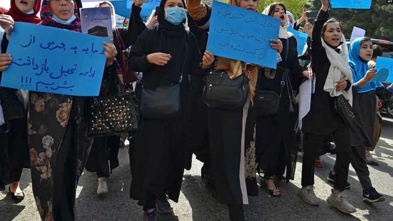 اعتراض دانش‌آموزان دختر در ولایت پکتیا در پی مسدود شدن دوبارۀ دروازه‌های مکاتب