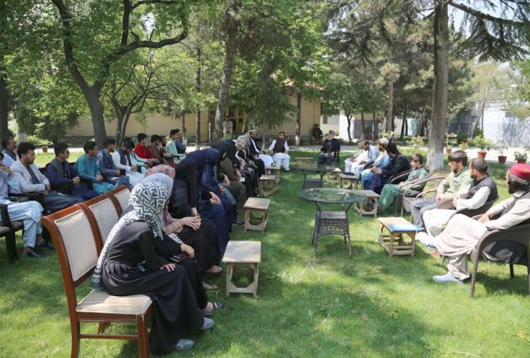 Hamid Karzai Meets with Youth, Talks About Importance of Education