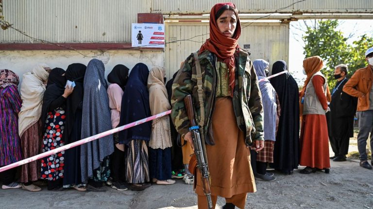 بانک جهانی: رویۀ طالبان نسبت به محدودیت‌های زنان روند رشد این کشور را بیشتر کاهش خواهد داد