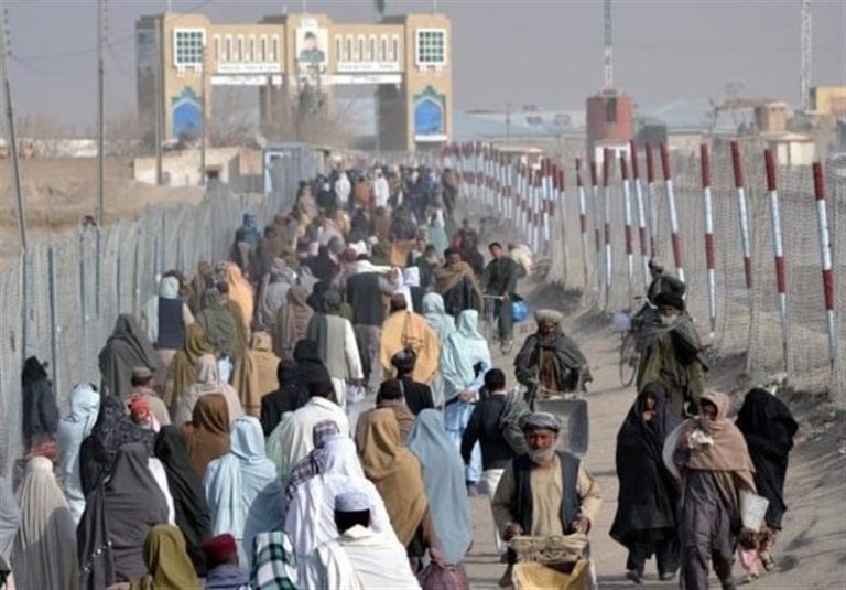 حکومت سرپرست: پناهجویان افغان آبرومندانه به کشور بازگردند