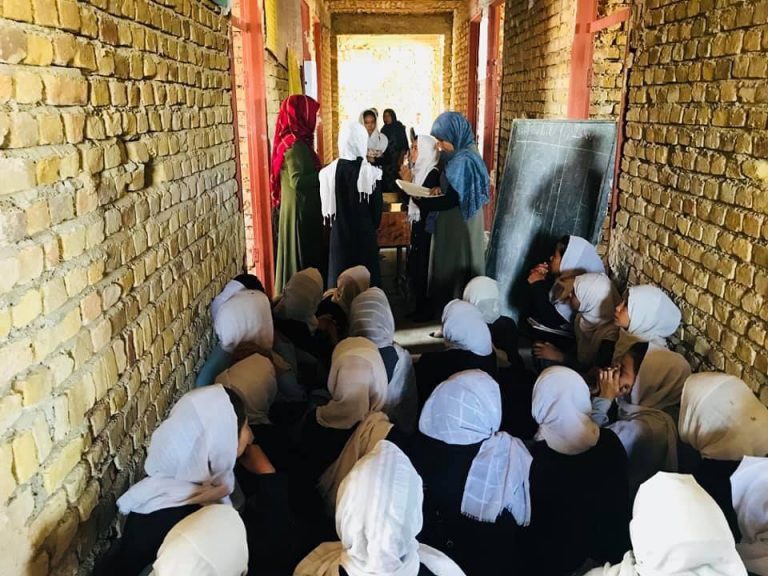 گرمای شدید و نبود امکانات باعث رنجش دانش‌آموزان در ولایت بلخ شده است