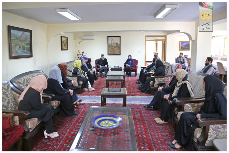 حامد کرزی با شماری از زنان فعال حقوق مدنی دیدار کرد